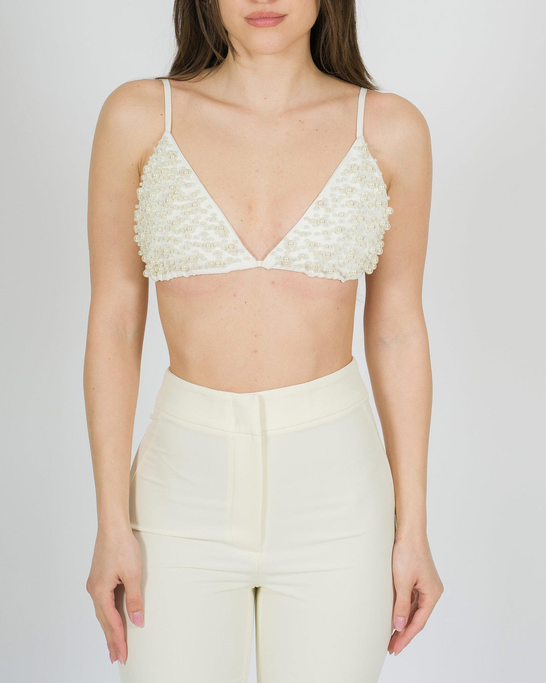 Top bianco a bretelline con applicazioni 