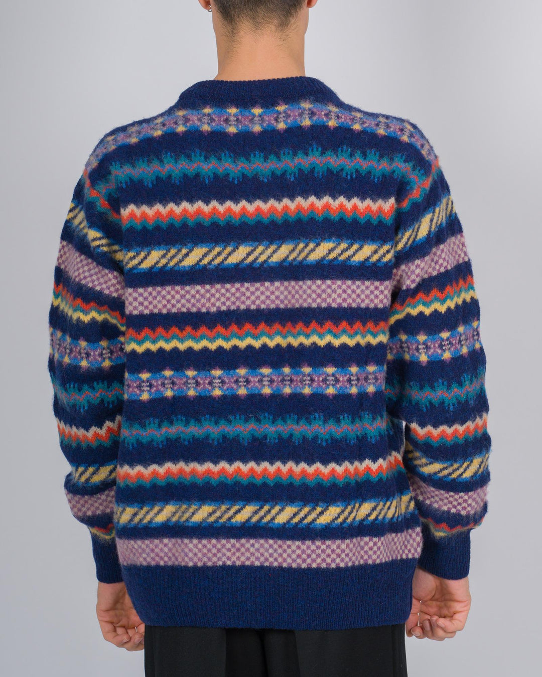 Maglione girocollo in lana con intarsi colorati blu 