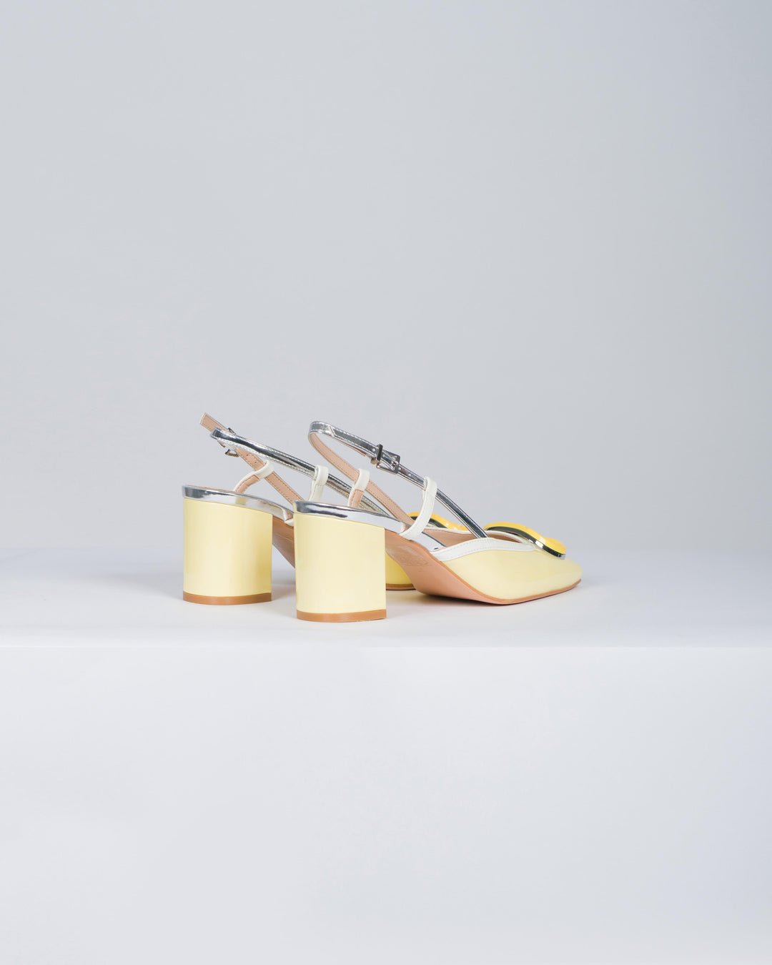 Décolleté sling back in vernice giallo 