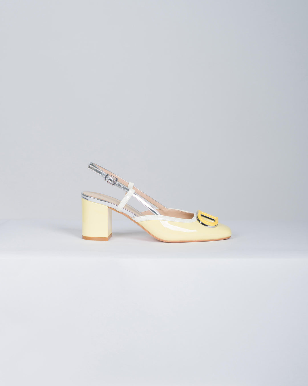 Décolleté sling back in vernice giallo 