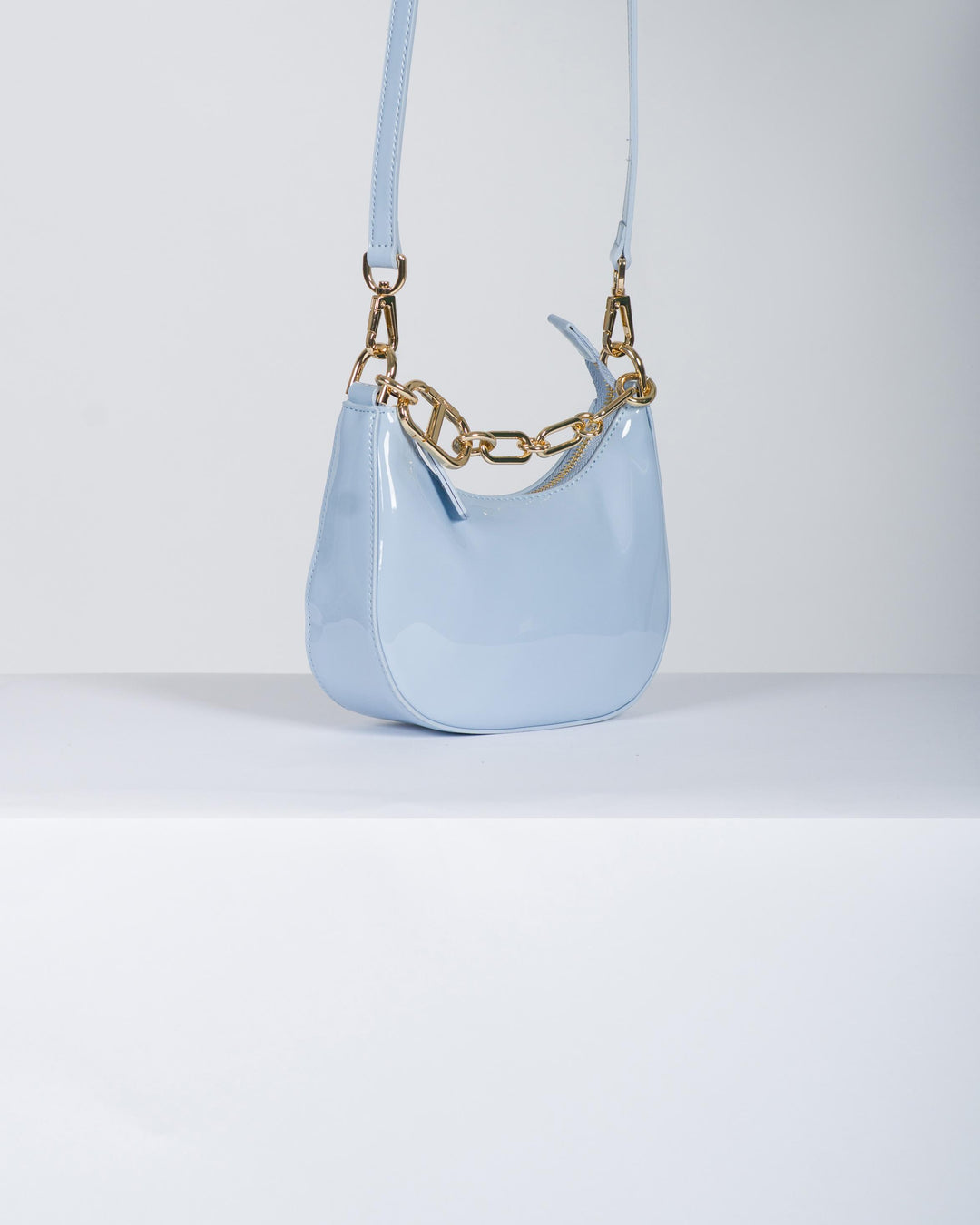 Borsa tracolla con catena azzurra 