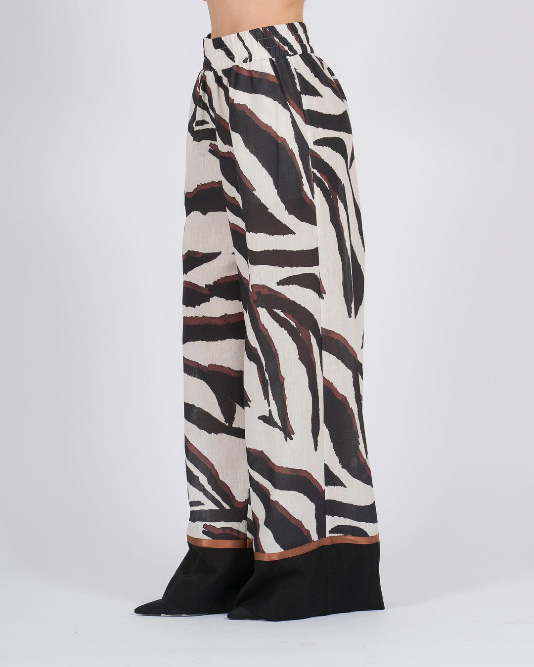 Pantaloni stampati con vita elasticizzata animalier neri 