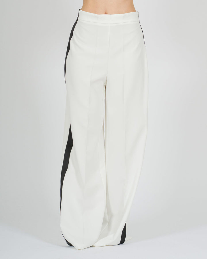 Pantalone palazzo bianco in tessuto cascante con banda laterale nera 