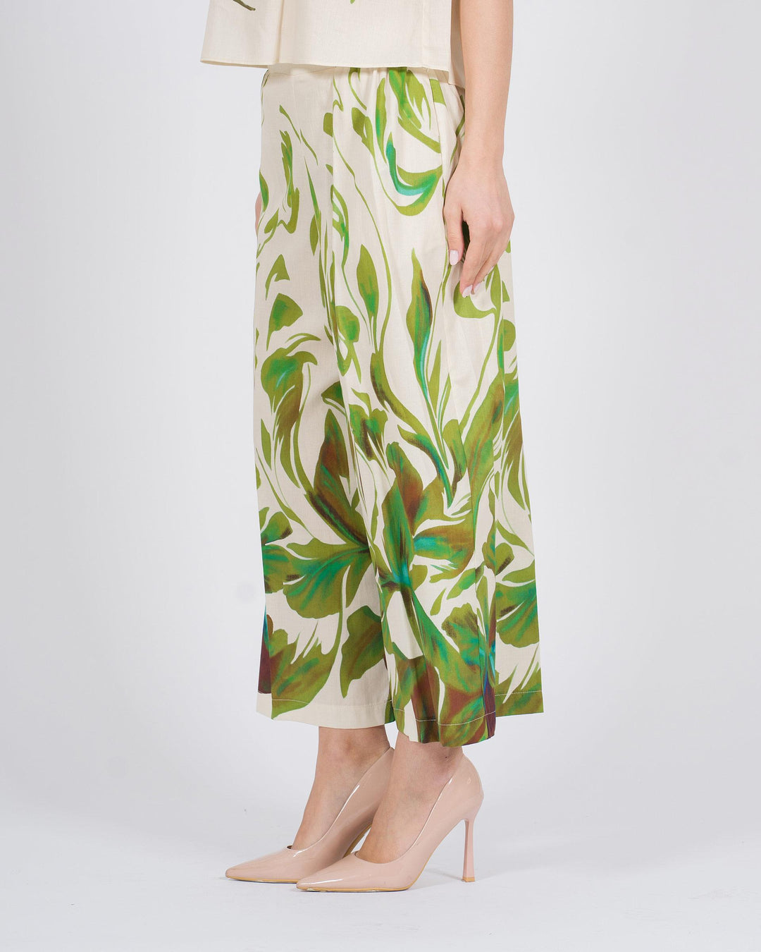 Pantalone Gaucho con stampa floreale verde su fondo bianco 