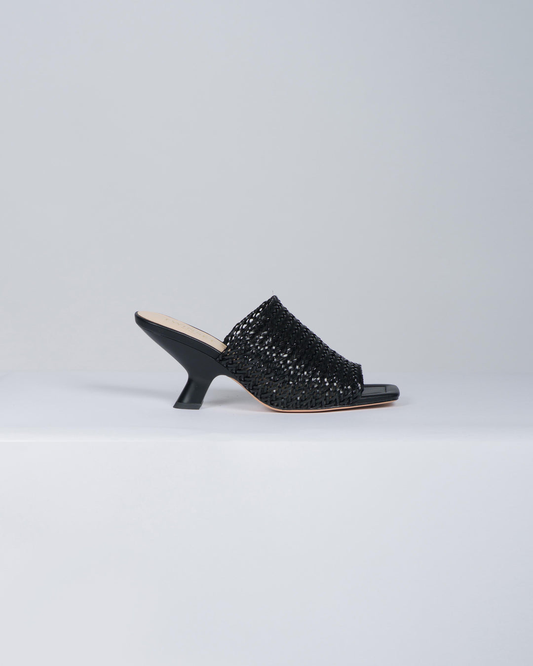 SANDALO CON TACCO DESIGN NERO 