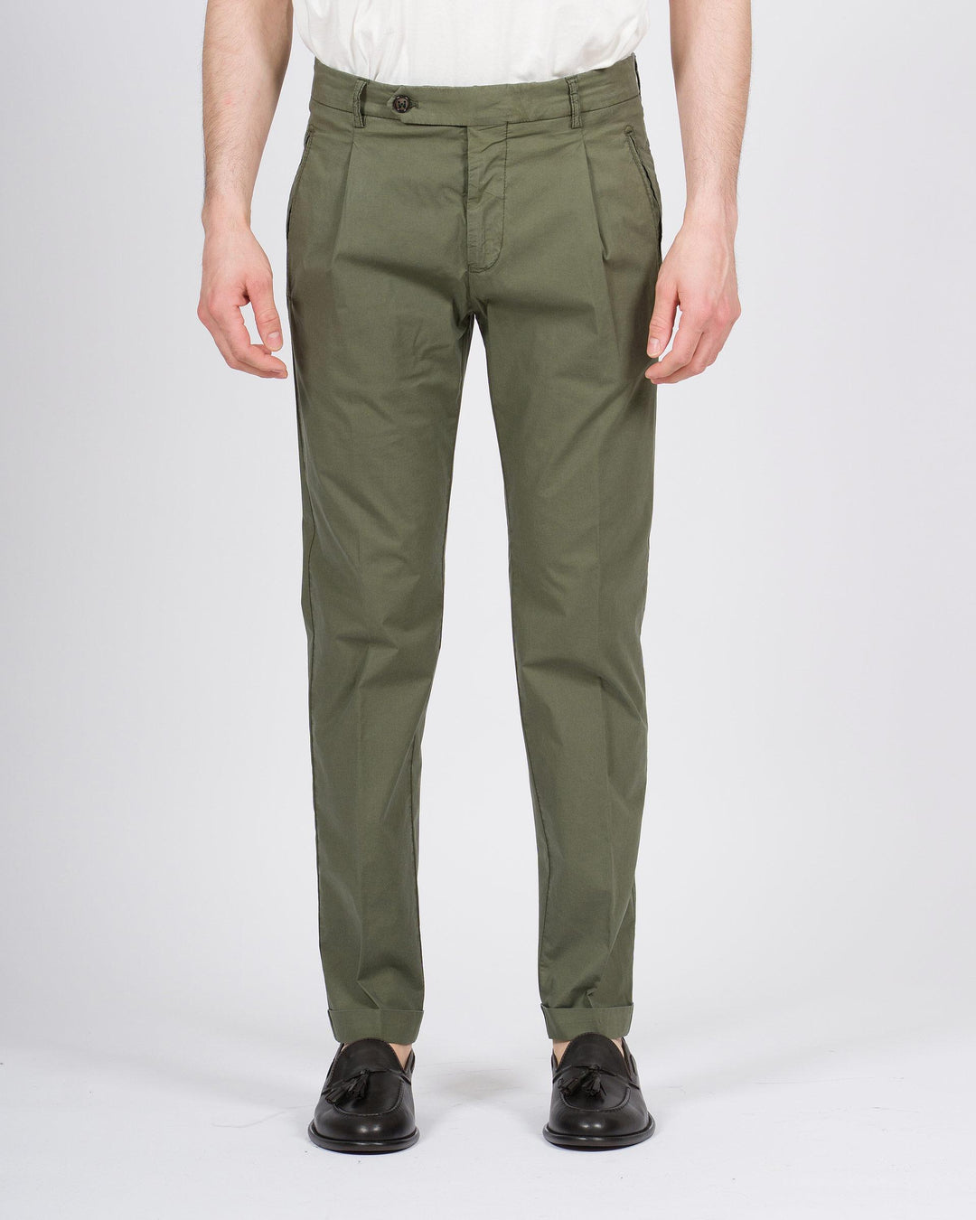 Pantalone retro verde con pence e risvolto 