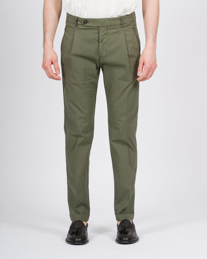 Pantalone retro verde con pence e risvolto 