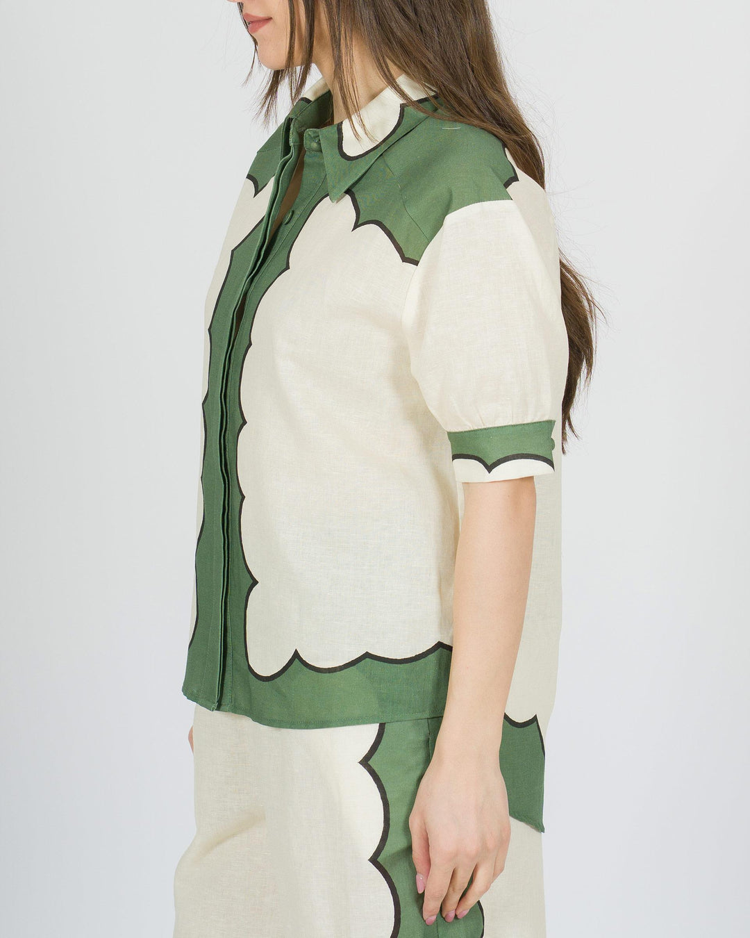 Camicia amosa in lino panna con stampa verde 