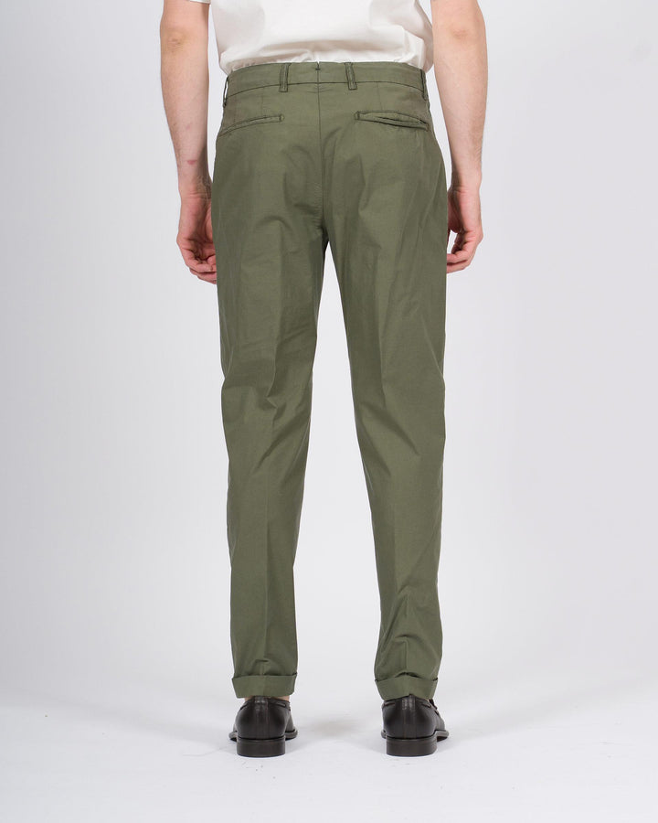 Pantalone retro verde con pence e risvolto 