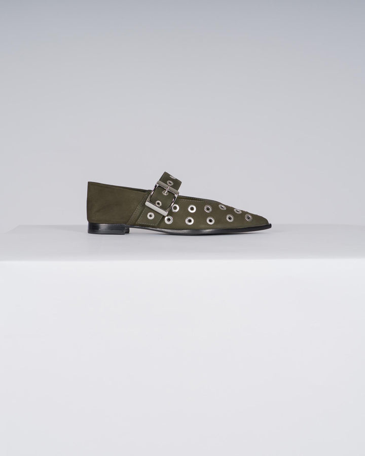 Ballerine in pelle verde con borchie e cinturino 