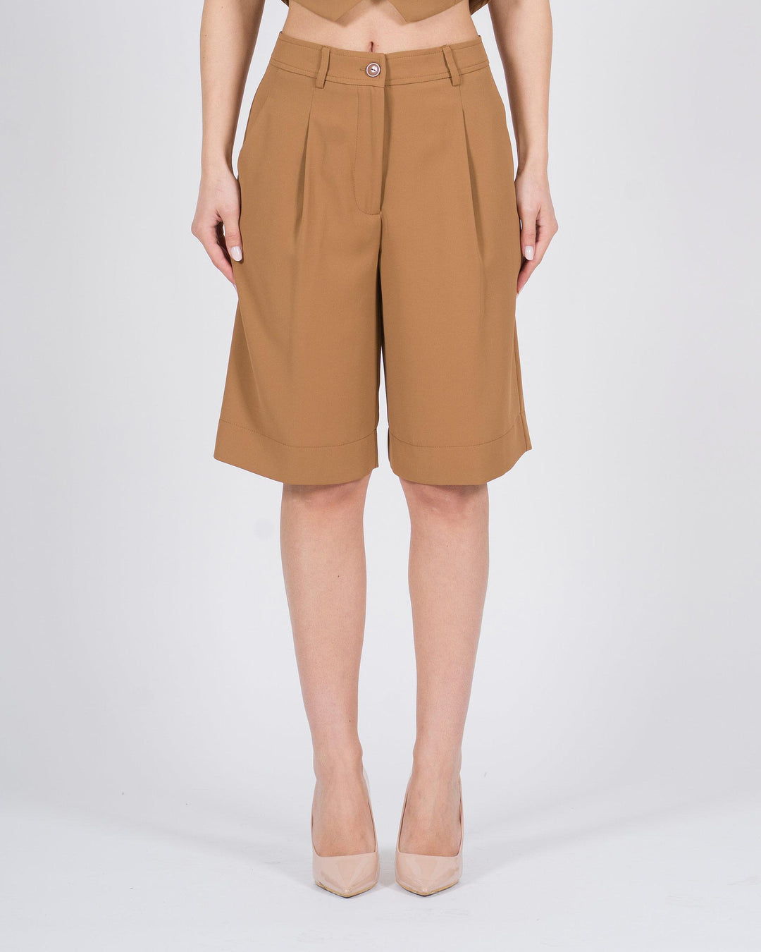 Pantalone corto al ginocchio con pence caramello 