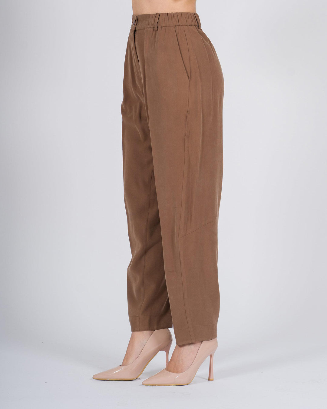 Pantaloni carrot-fit con vita elasticizzata caffè 