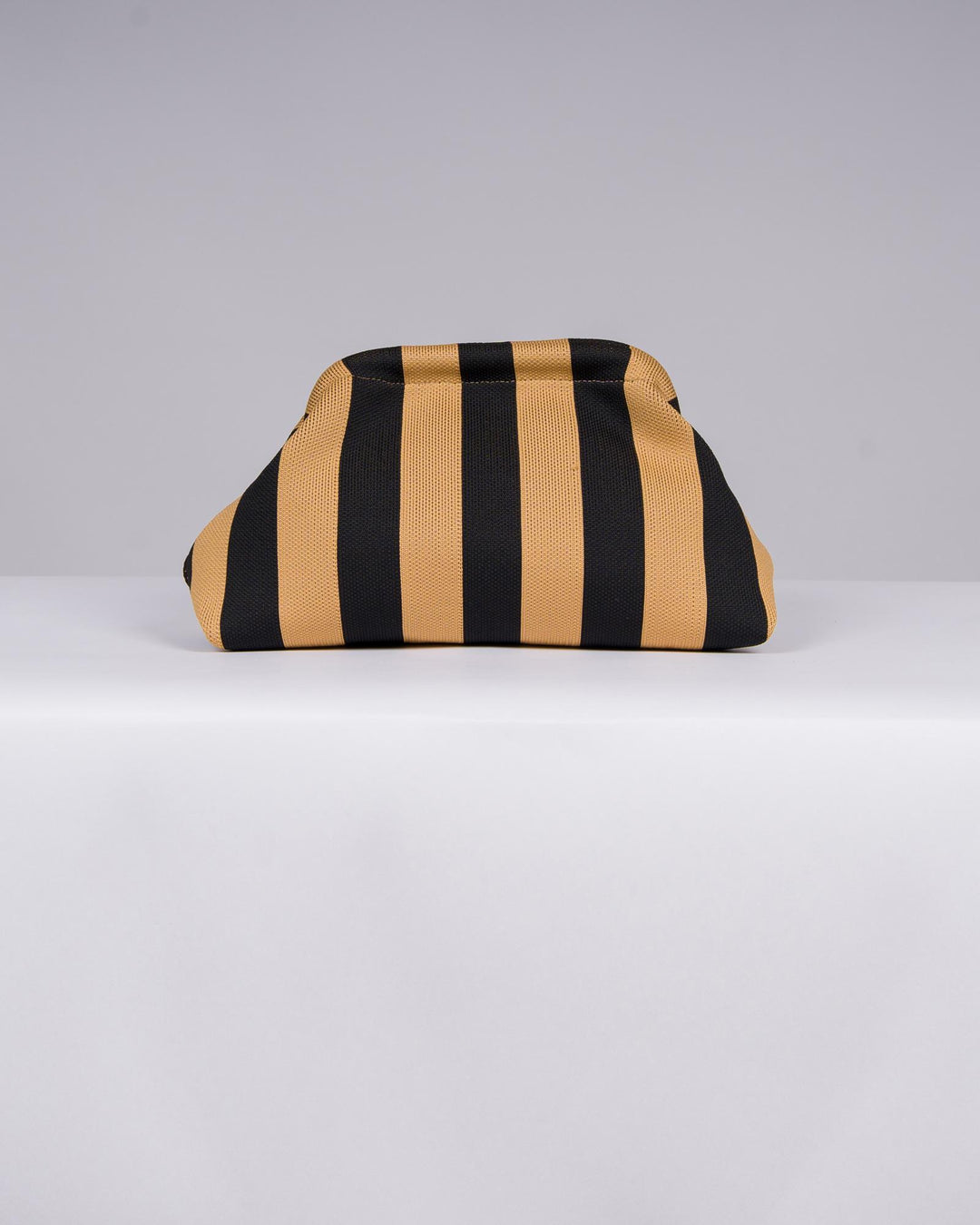 Scopri questa elegante borsa con cura e attenzione ai dettagli. Il design vivace e raffinato, caratterizzato dalle righe nei toni del viola e del rosso  che la rende l'accessorio ideale per completare outfit casual e estivi con un tocco di originalit 