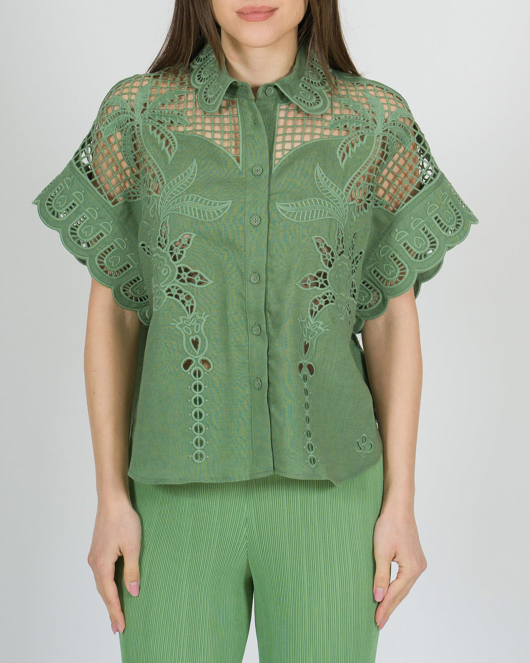 Camicia amosa verde in lino con dettagli uncinetto 