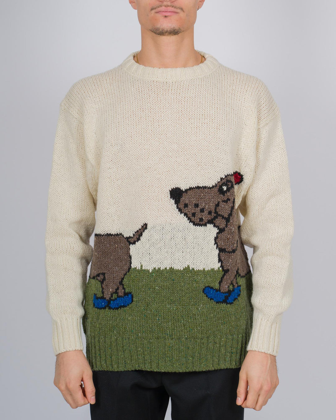 Maglione girocollo in lana con intarsio cane su fondo panna 