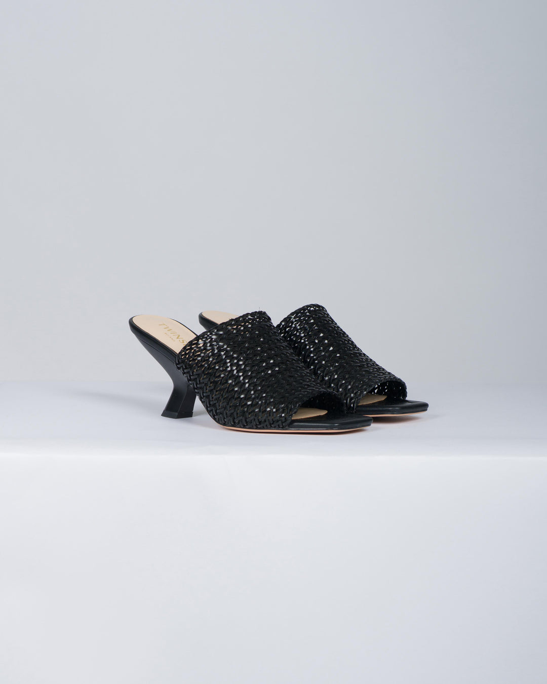SANDALO CON TACCO DESIGN NERO 