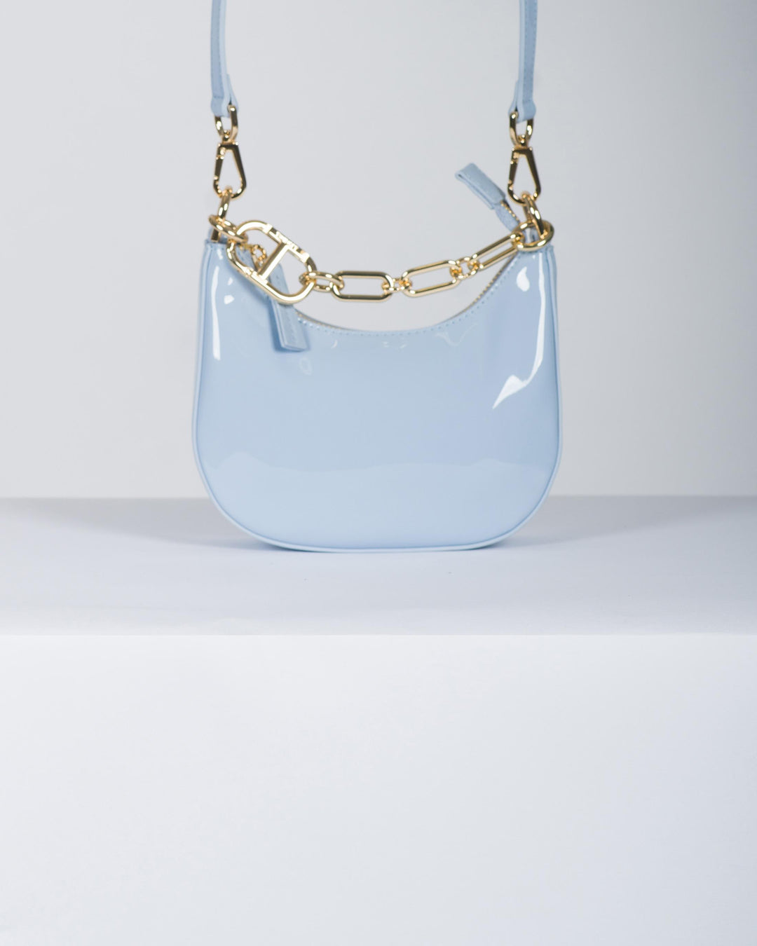 Borsa tracolla con catena azzurra 