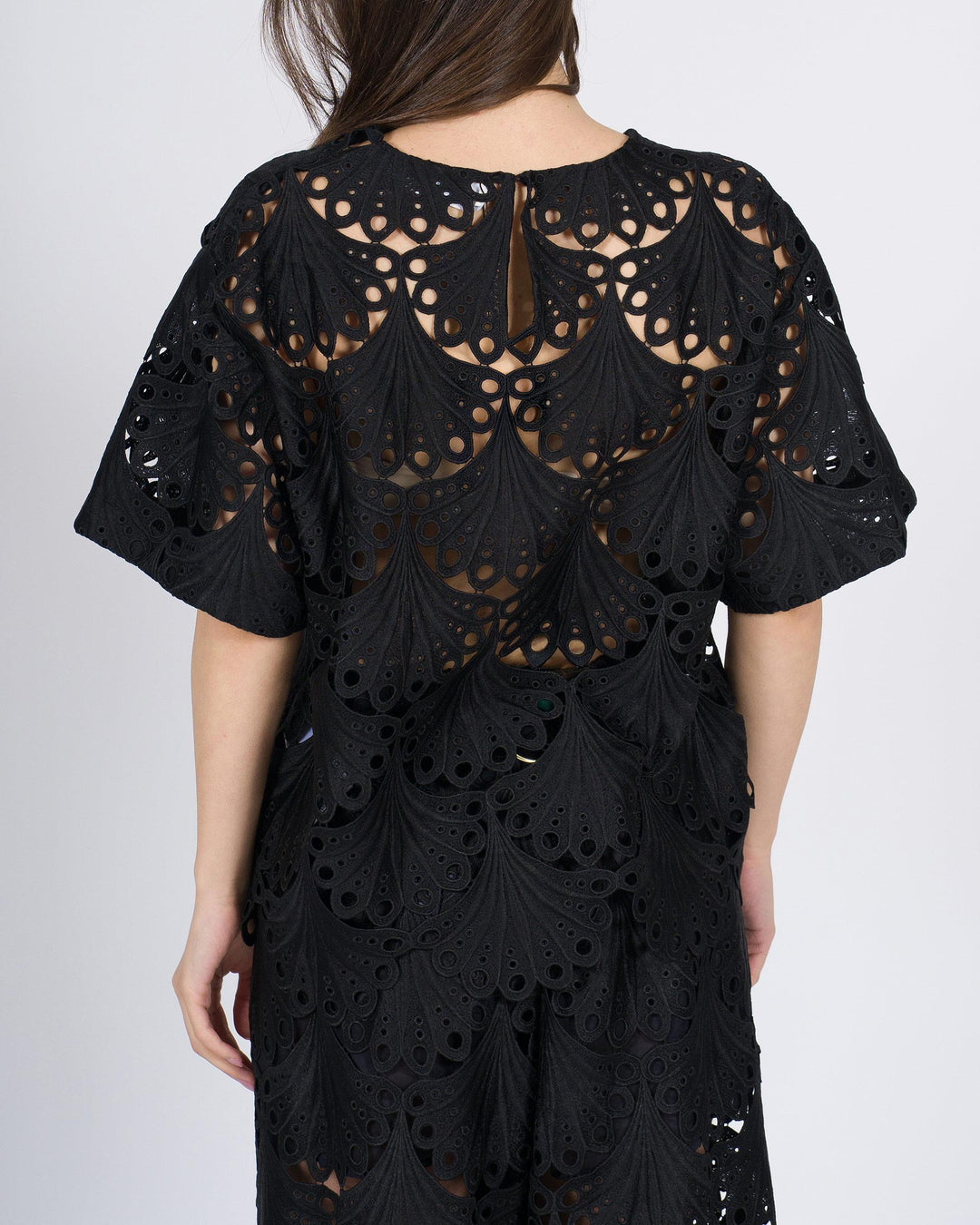 Blusa Nera Meimeij con Traforo a Conchiglia 