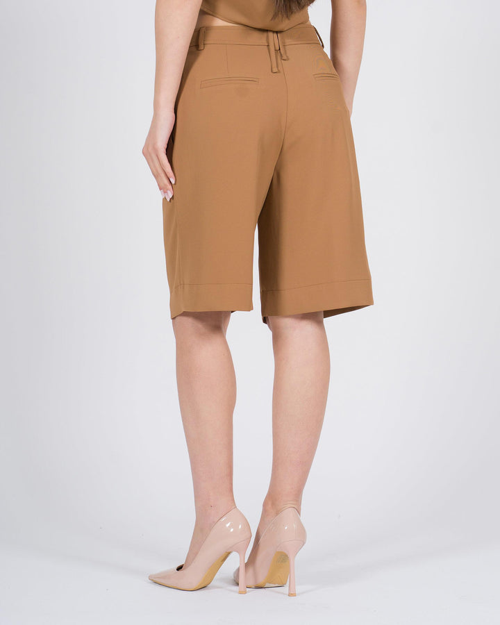 Pantalone corto al ginocchio con pence caramello 
