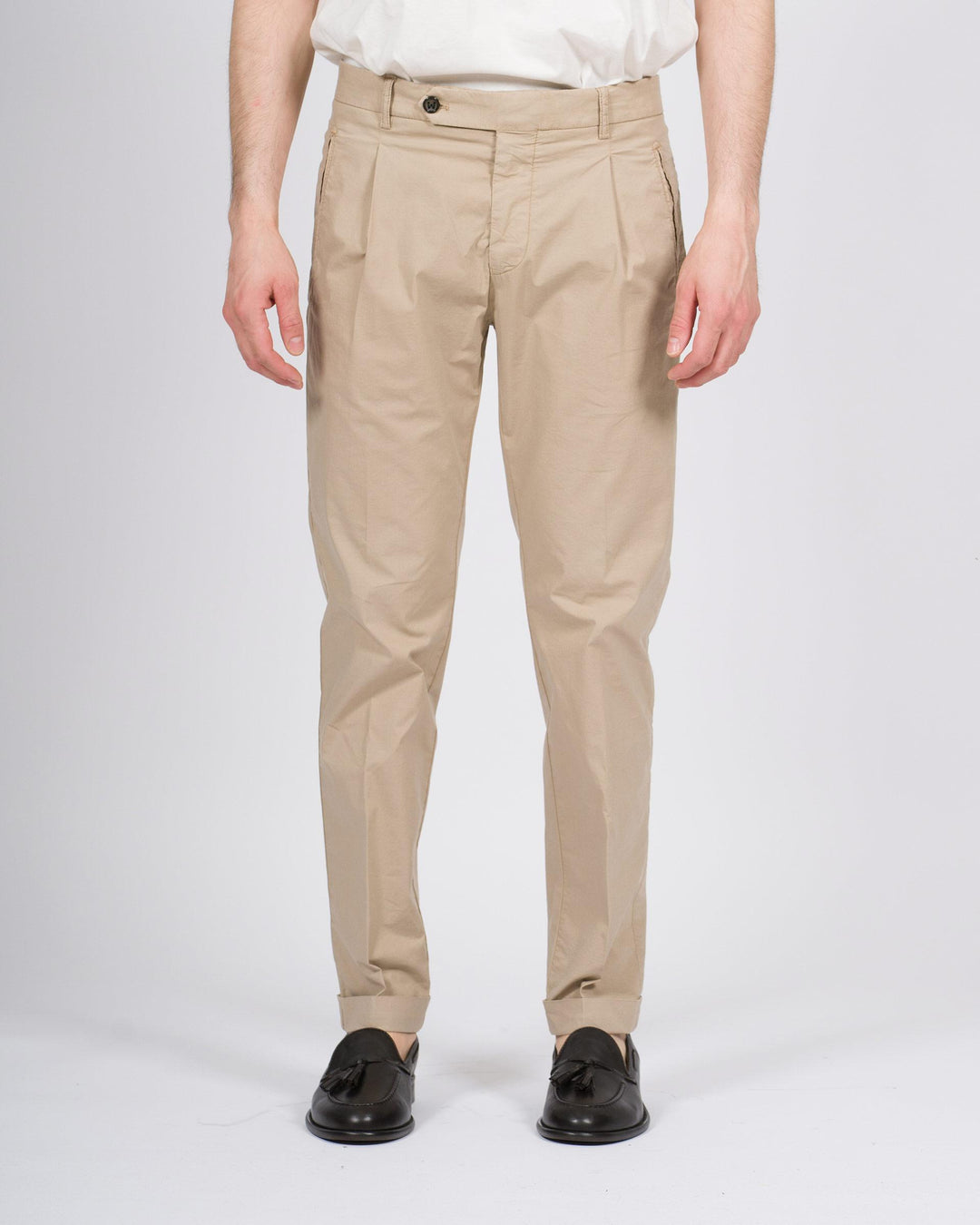 Pantalone retro beige con pence e risvolto 