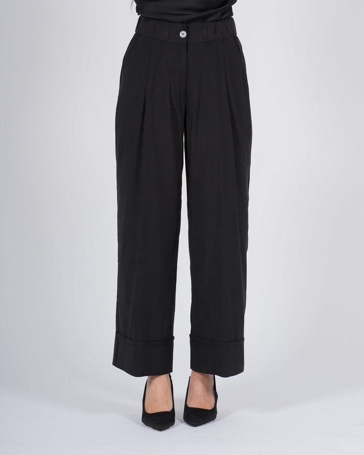 Pantalone nero ampio con pence 