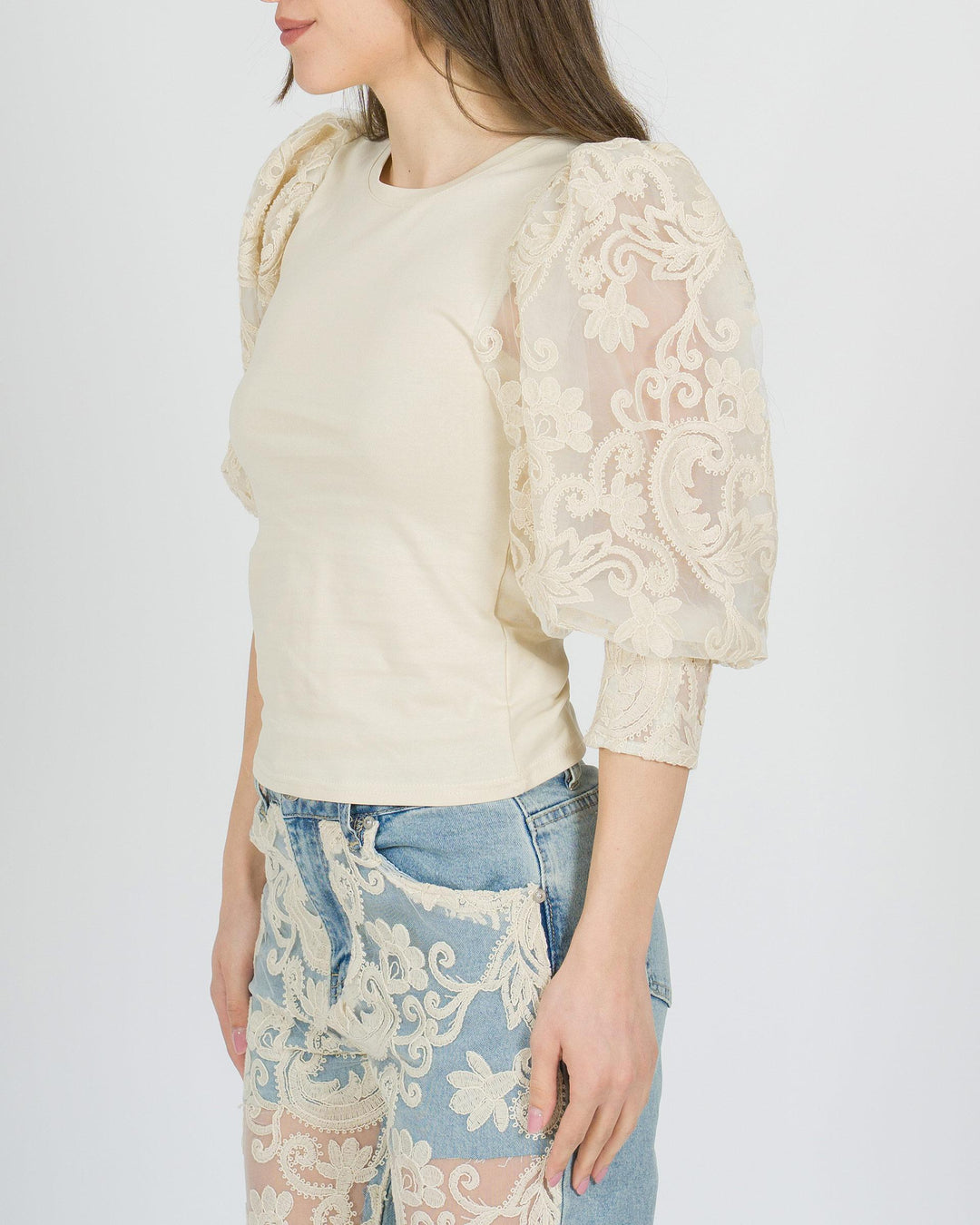 T-shirt Amosa beige in viscosa con maniche a sbuffo in organza e pizzo 