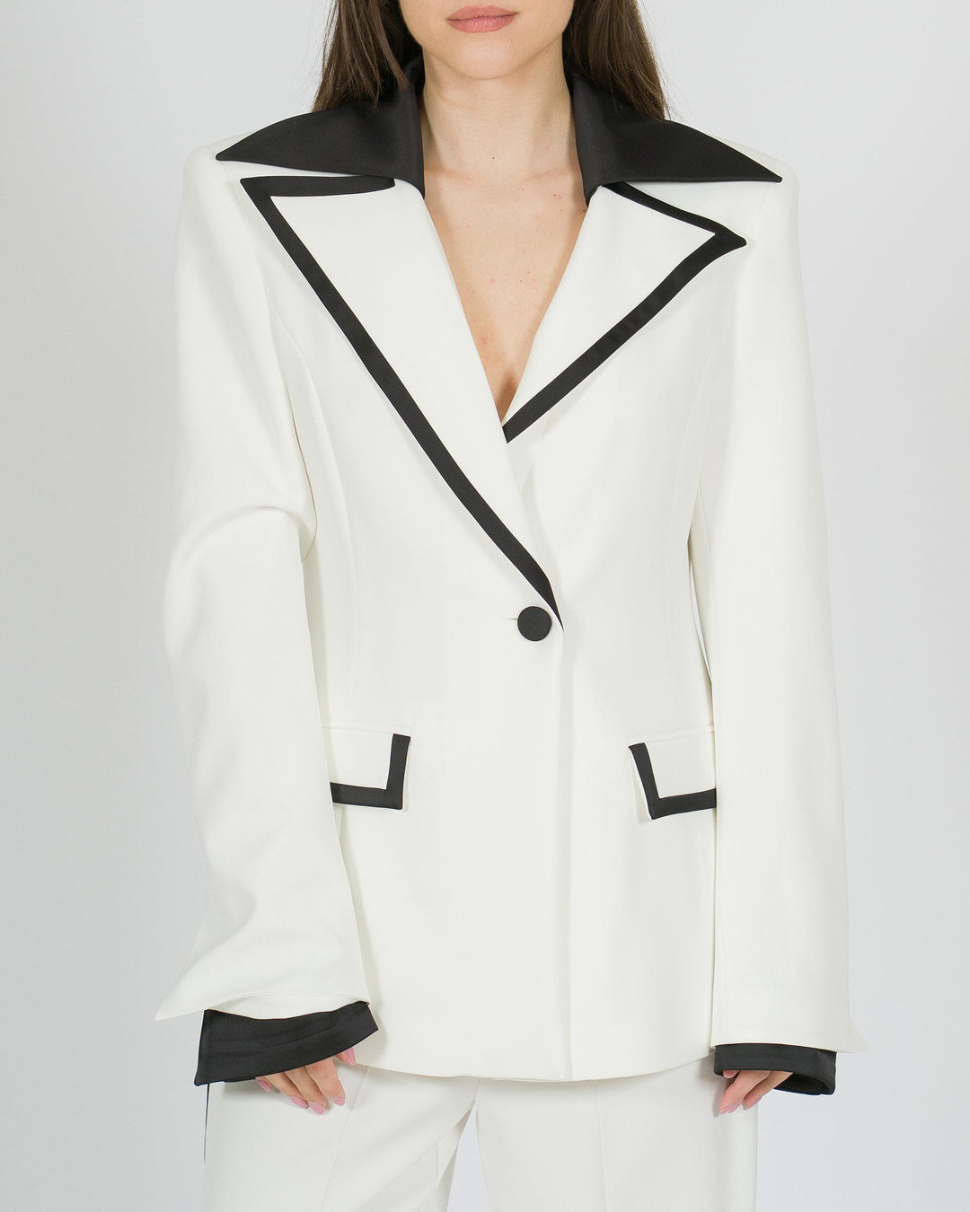 Blazer silence  bianco  con revers a lancia e profili neri 