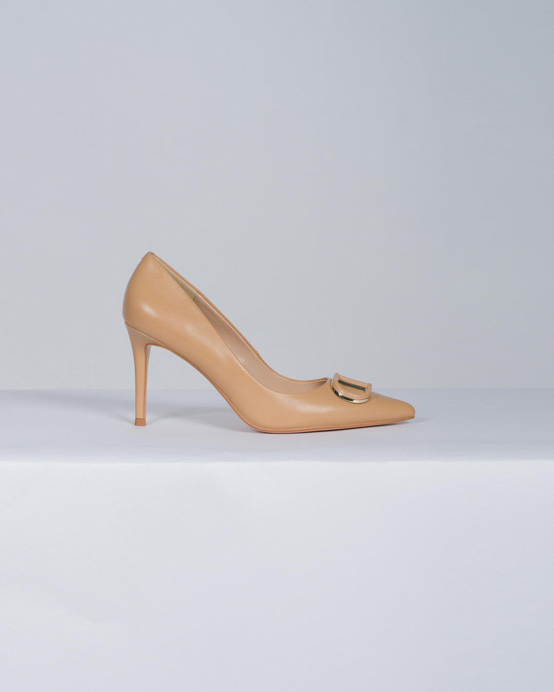 Décolleté in pelle con Oval T camel 