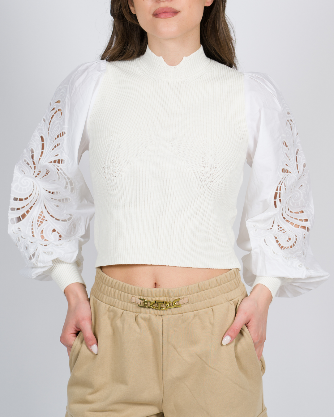 Maglia lupetto con maniche ricamate bianca 