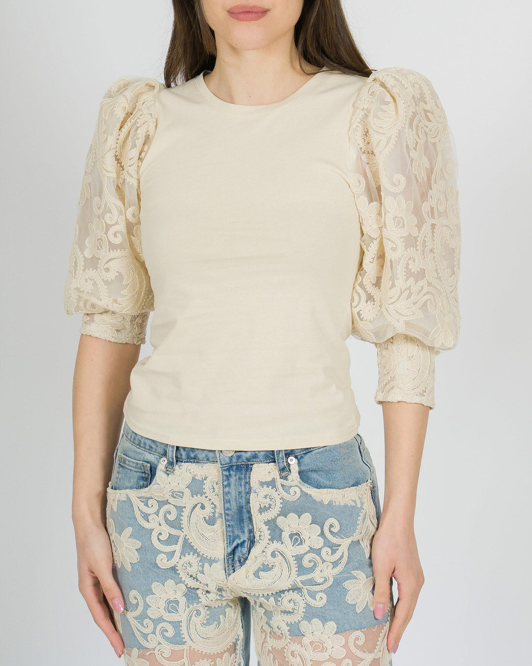 T-shirt Amosa beige in viscosa con maniche a sbuffo in organza e pizzo 
