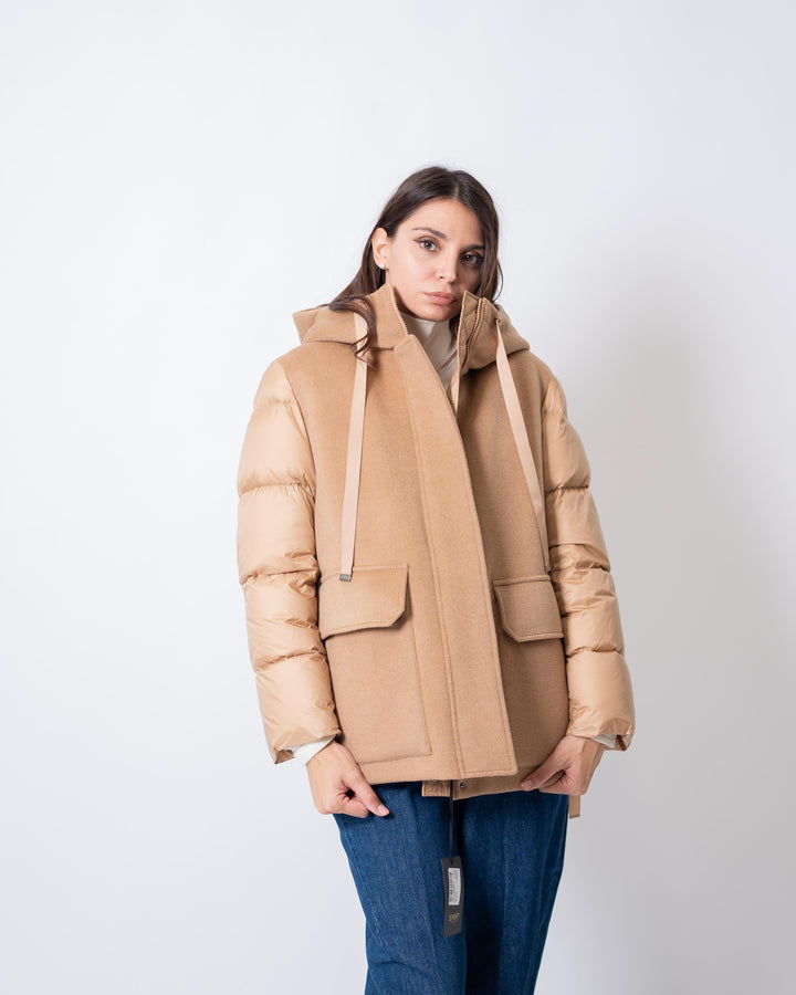 Giacca con cappuccio imbottita cammello 