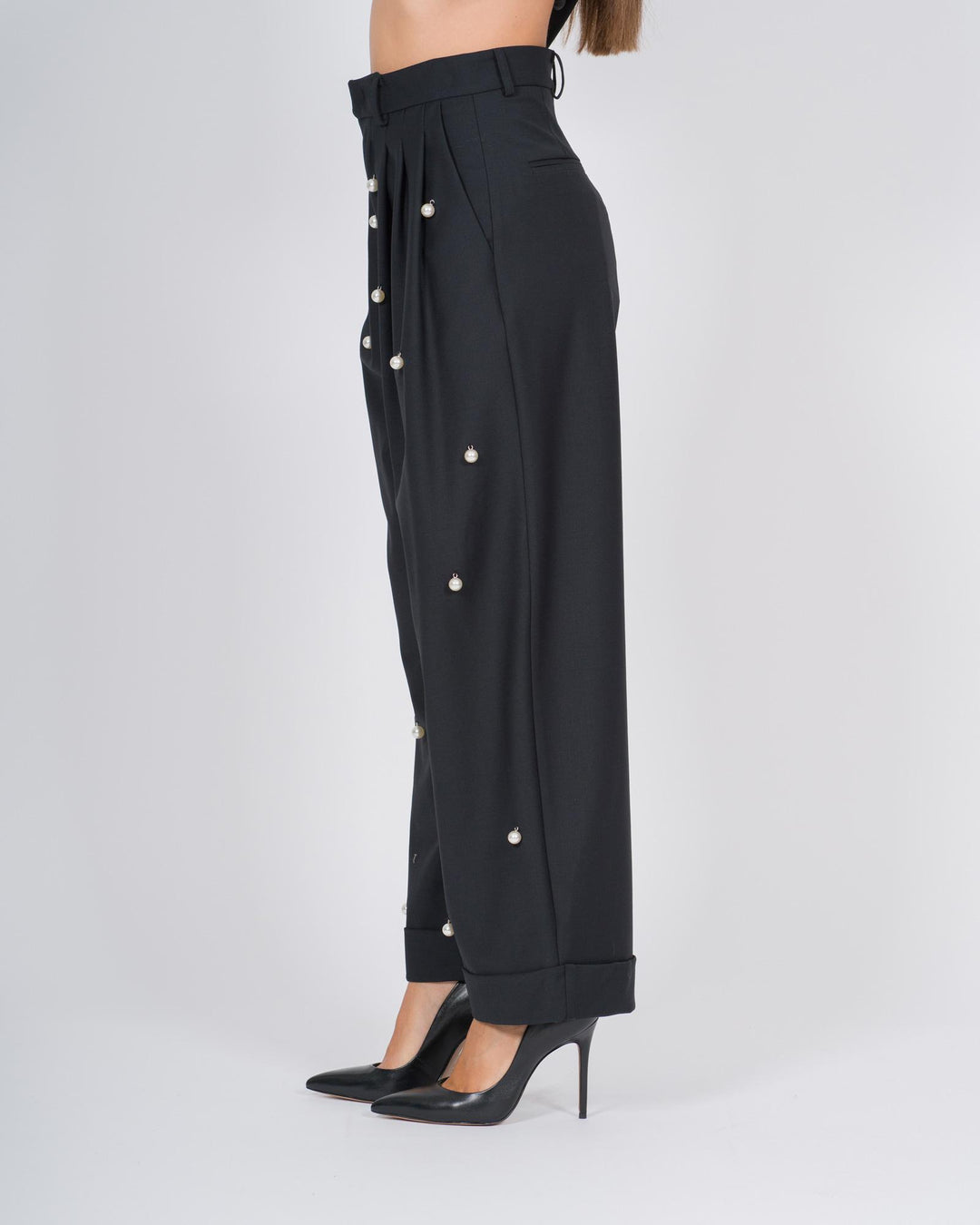 Pantaloni con doppia pence e applicazioni di perle neri 