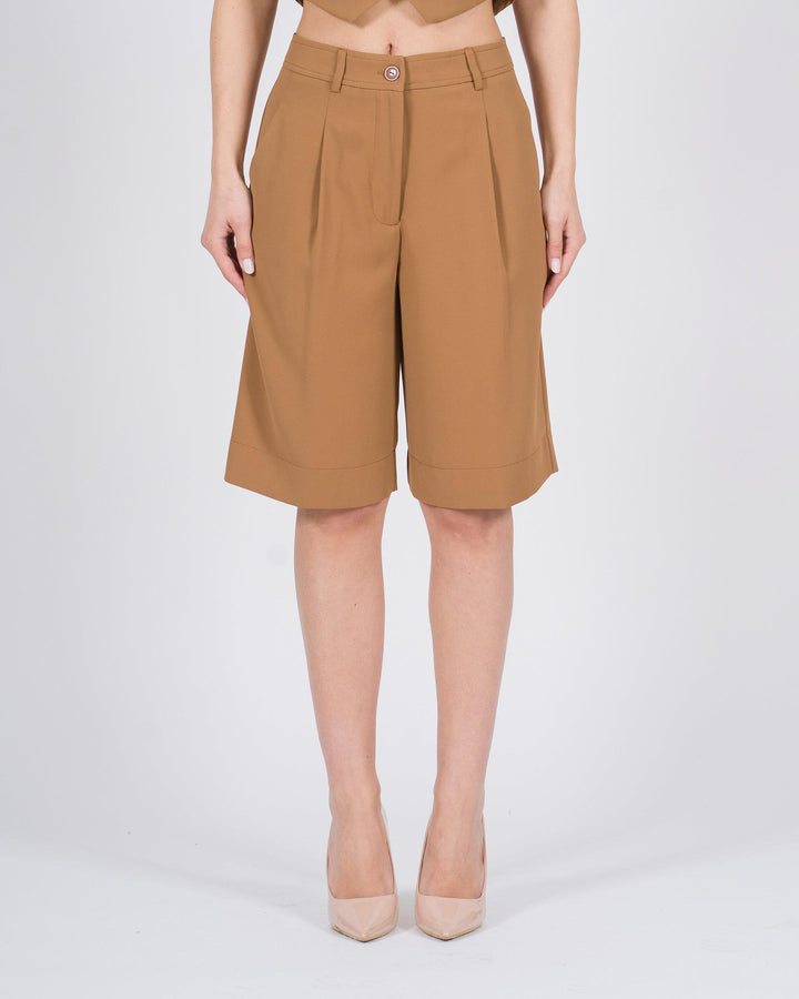 Pantalone corto al ginocchio con pence caramello 