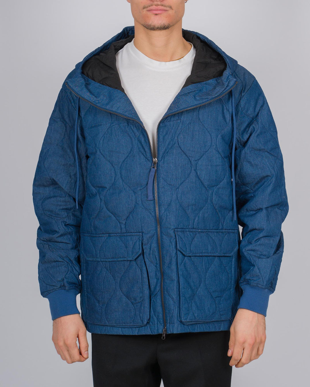 Giubbotto con cappuccio in cotone idrorepellente colore denim 