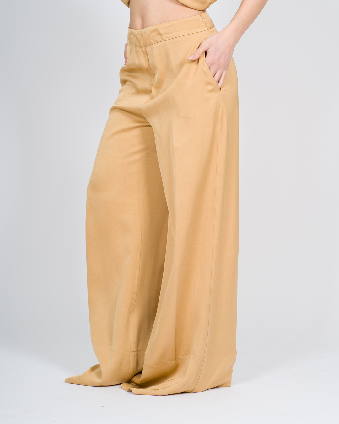 Pantaloni con cuciture decorative ocra 