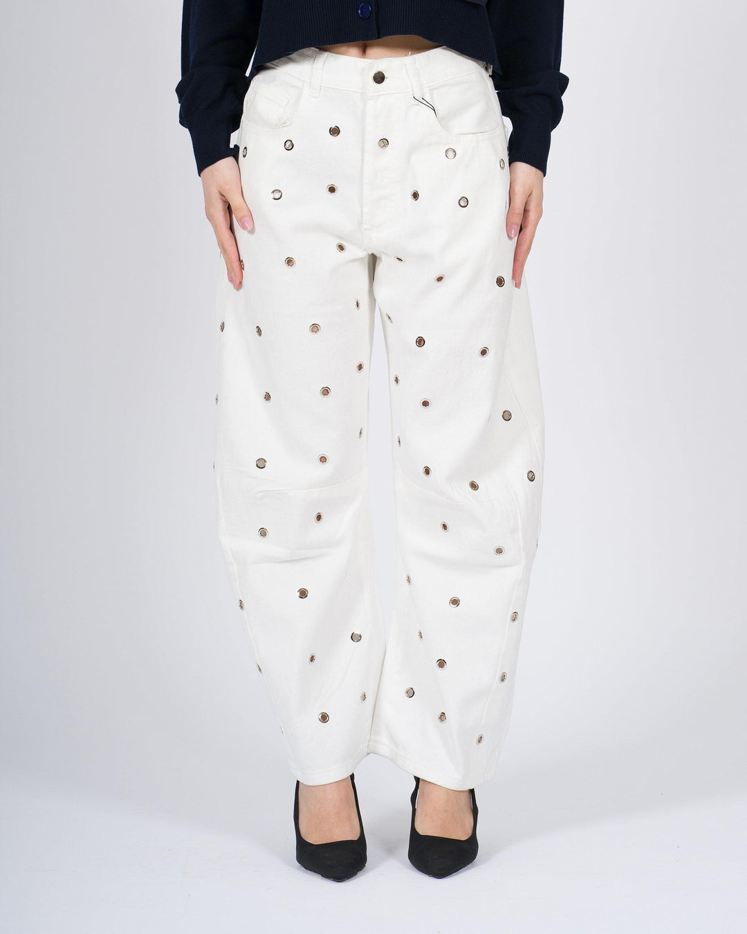 Denim bianco Meimeij modello ballon con borchie 