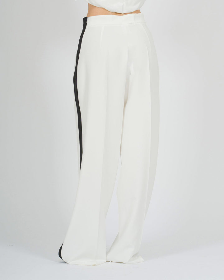Pantalone palazzo bianco in tessuto cascante con banda laterale nera 