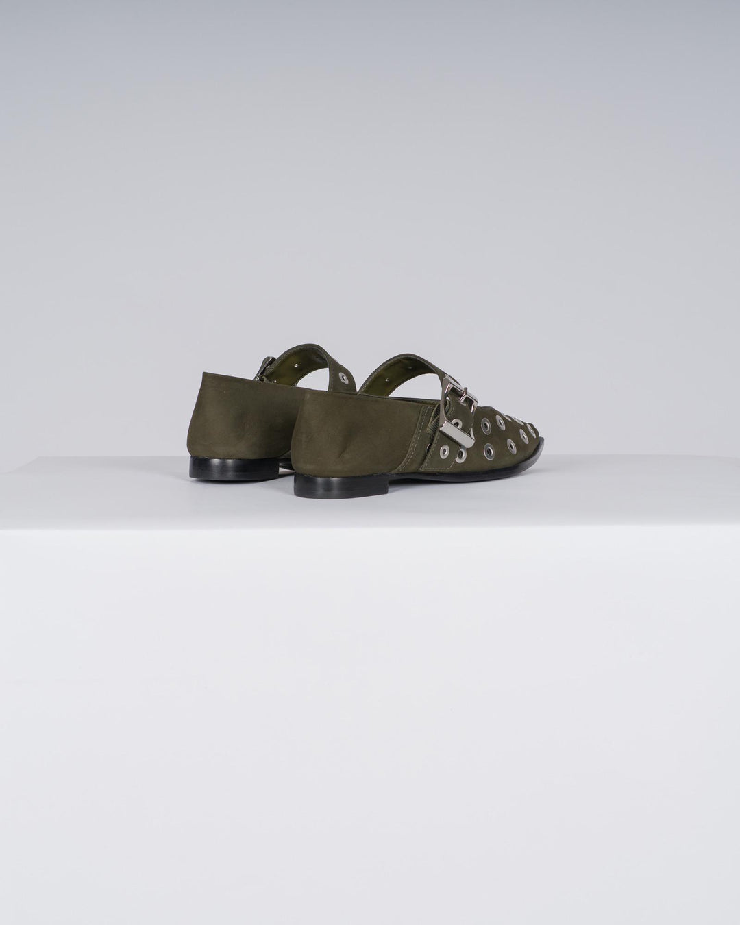 Ballerine in pelle verde con borchie e cinturino 