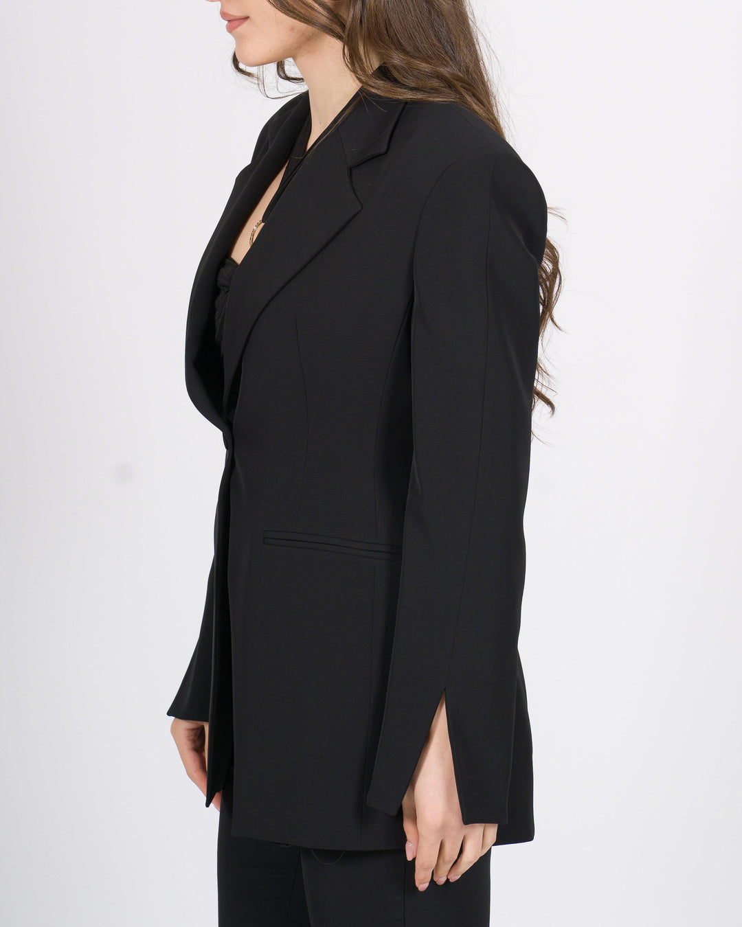 Giacca Silence nera slim fit con rever a lancia. 
