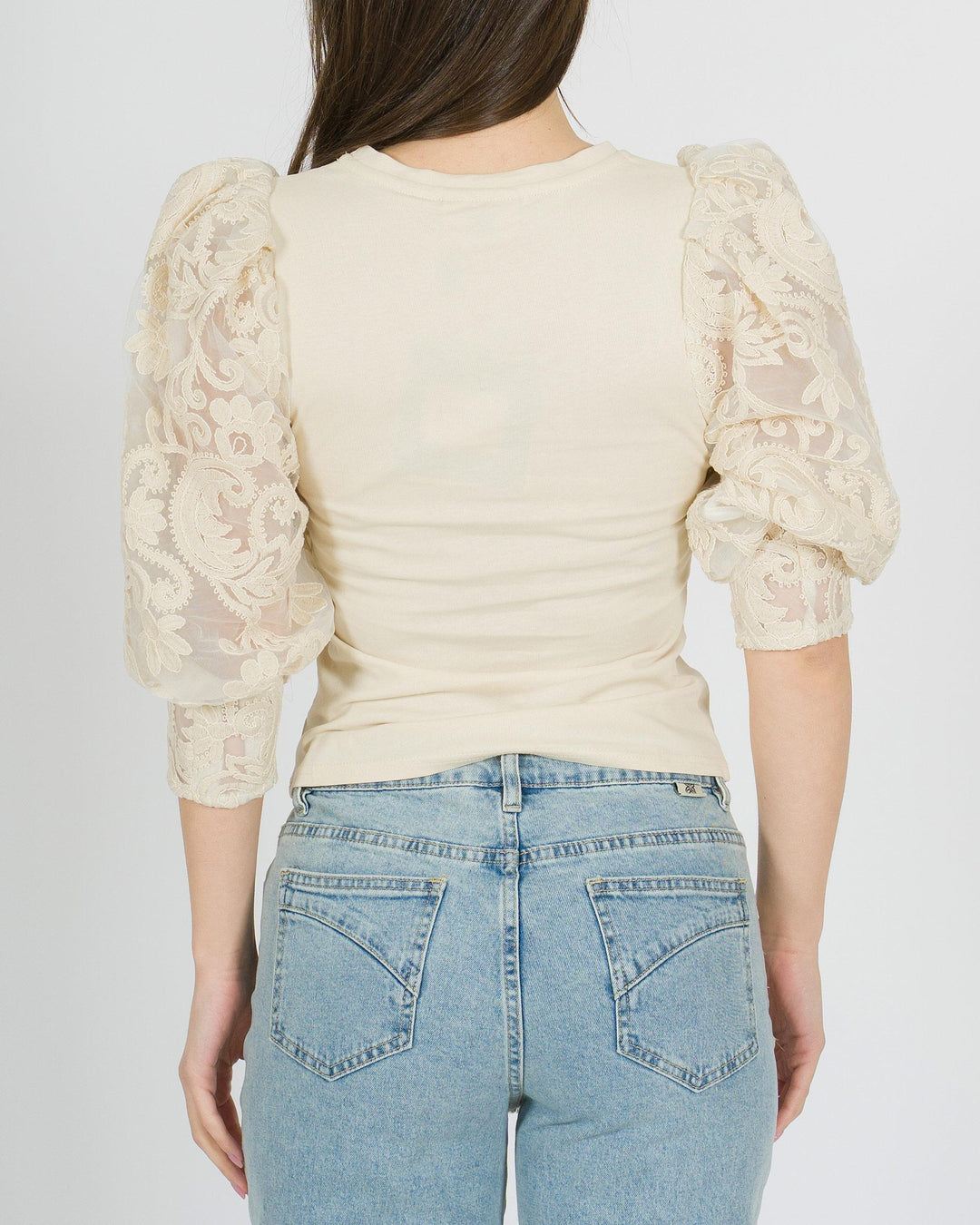 T-shirt Amosa beige in viscosa con maniche a sbuffo in organza e pizzo 