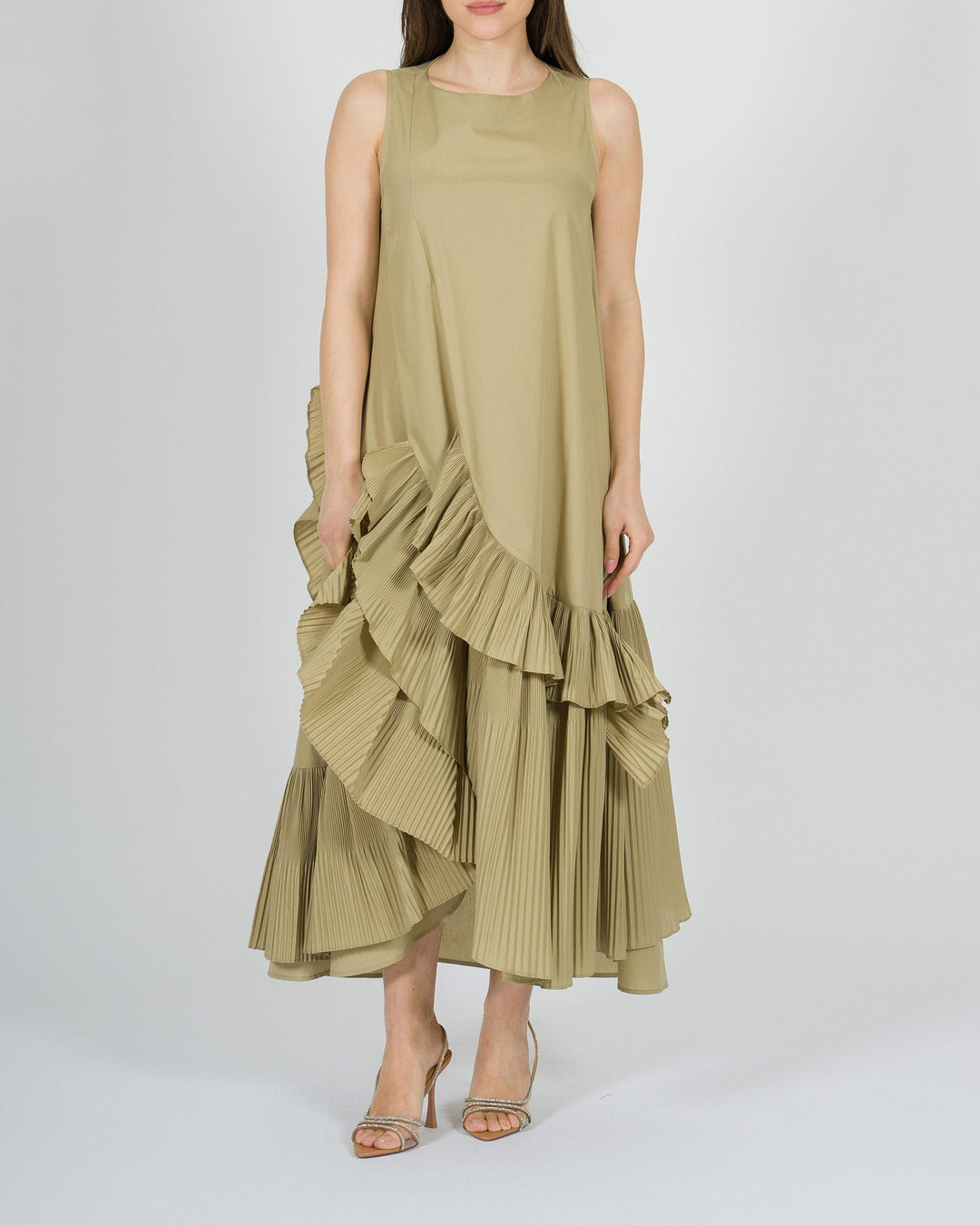 Abito lungo beige con giro manica e volant in plissé 