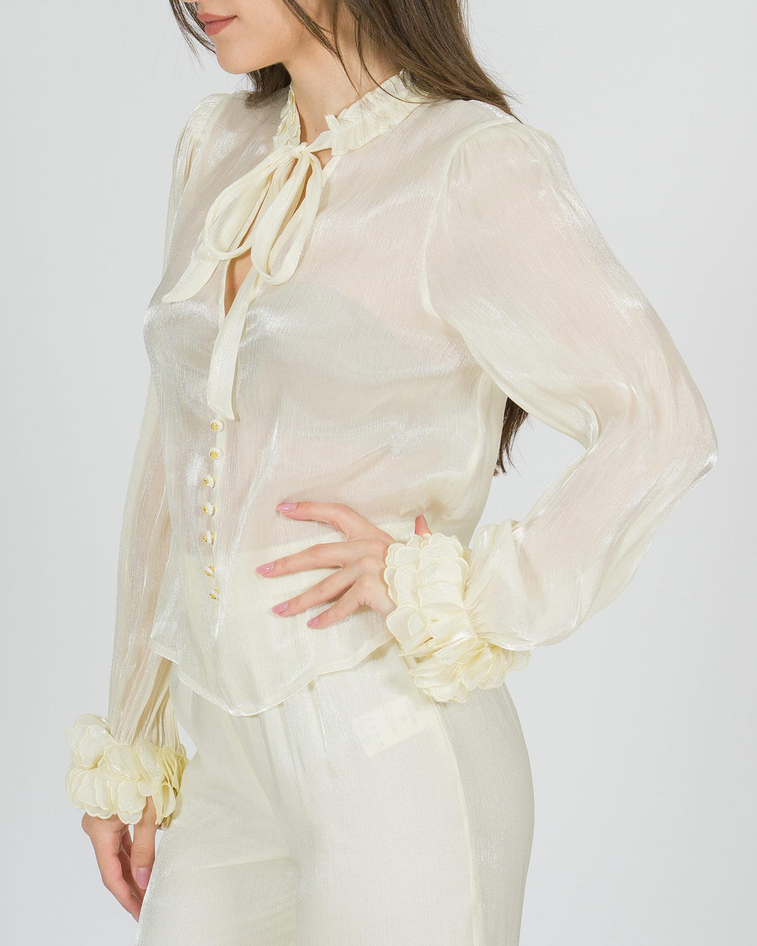 Camicia amosa panna in tessuto lucido con petali 