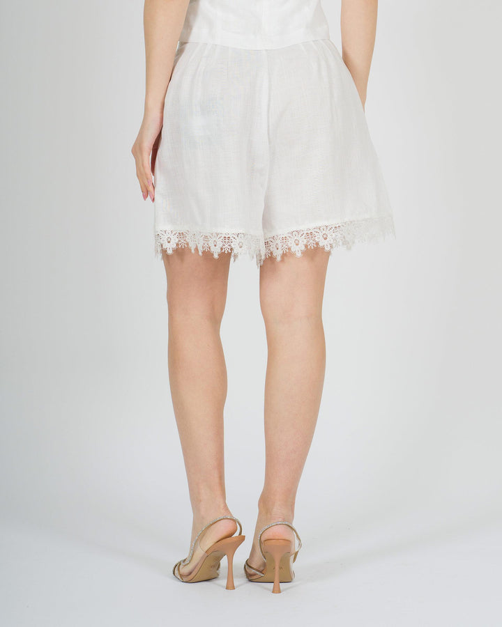 Short bianco Amosa in lino con applicazioni in pizzo 