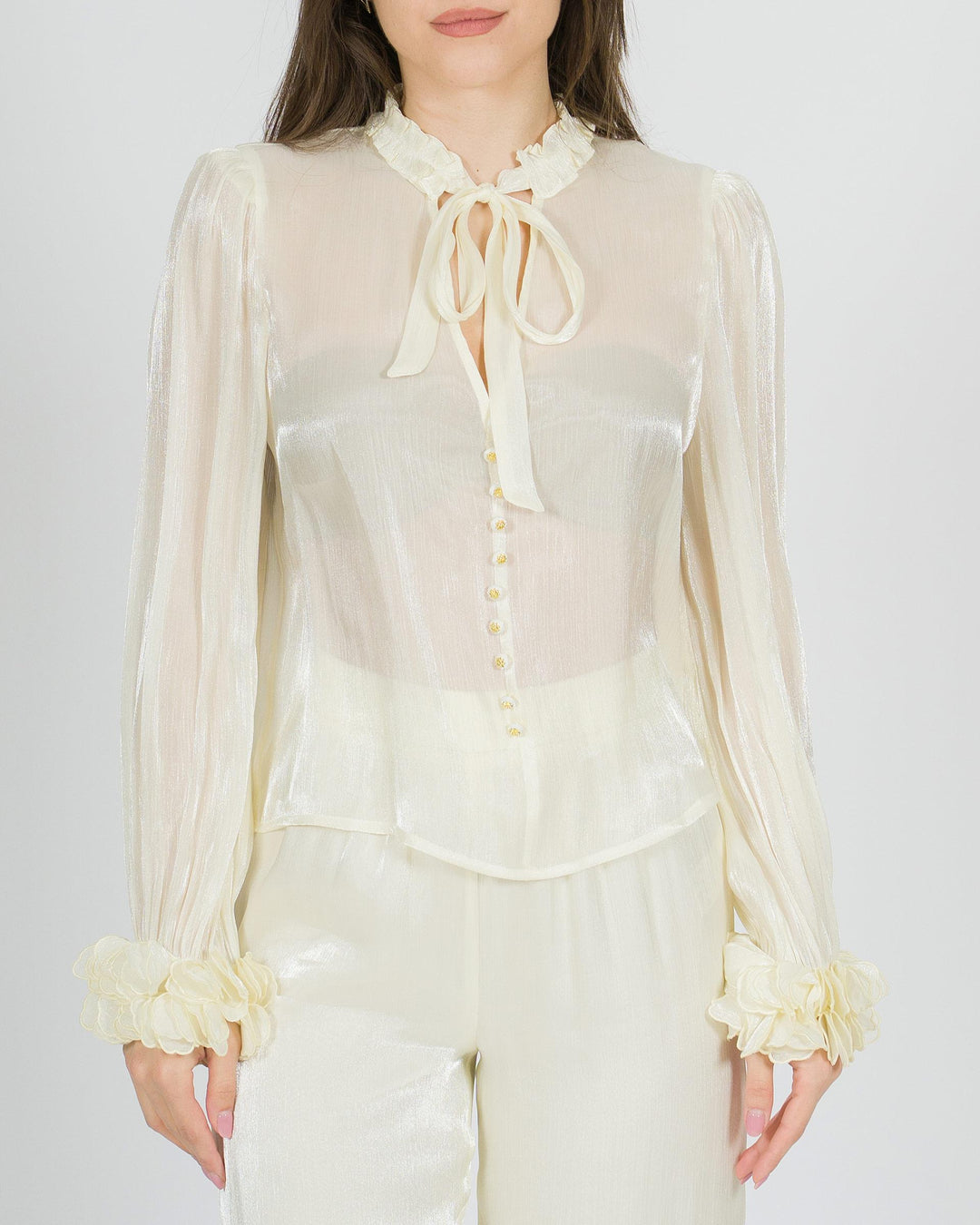 Camicia amosa panna in tessuto lucido con petali 