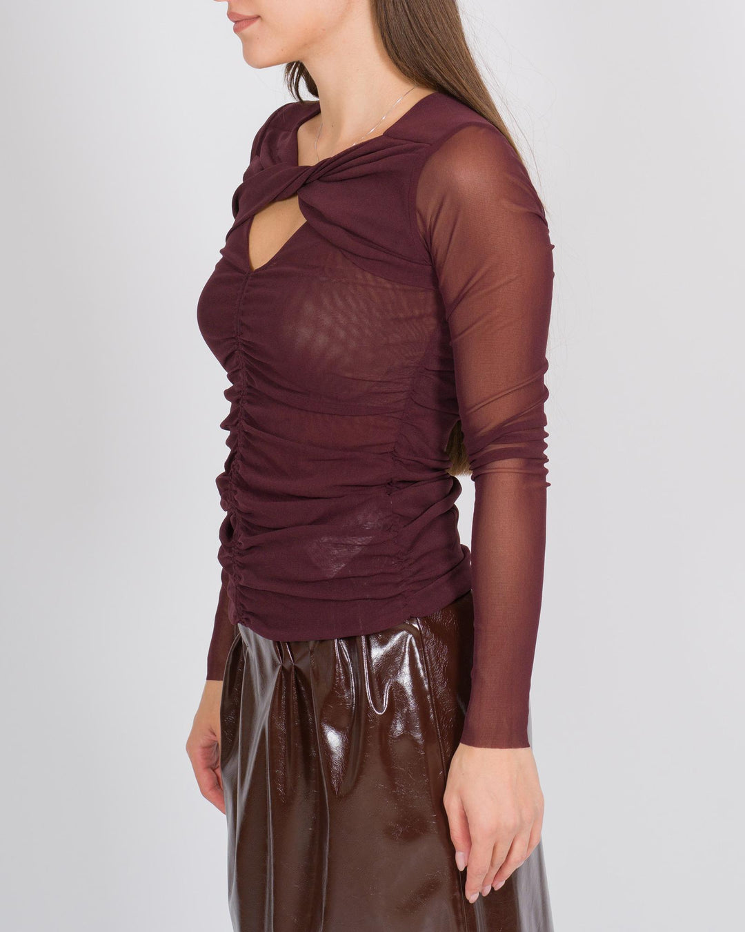 T-shirt in chiffon trasparente con scollo arricciato bordeaux 