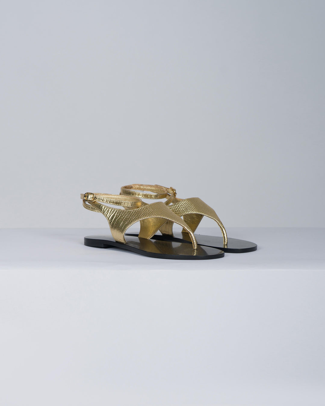 Sandali flat infradito in pelle oro 
