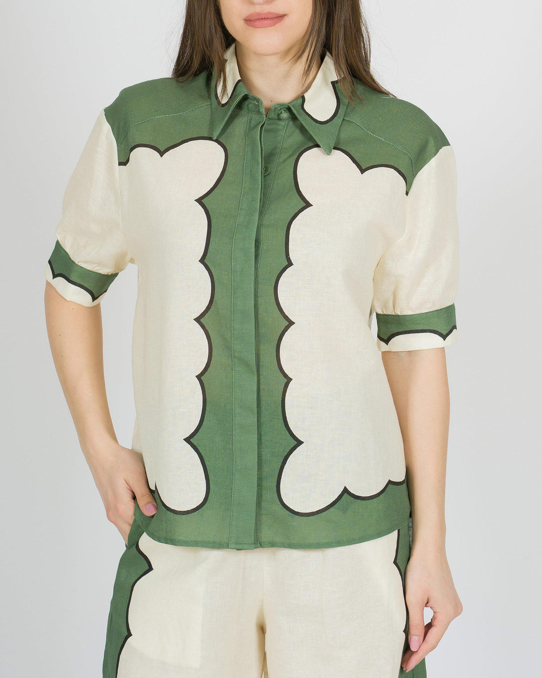 Camicia amosa in lino panna con stampa verde 