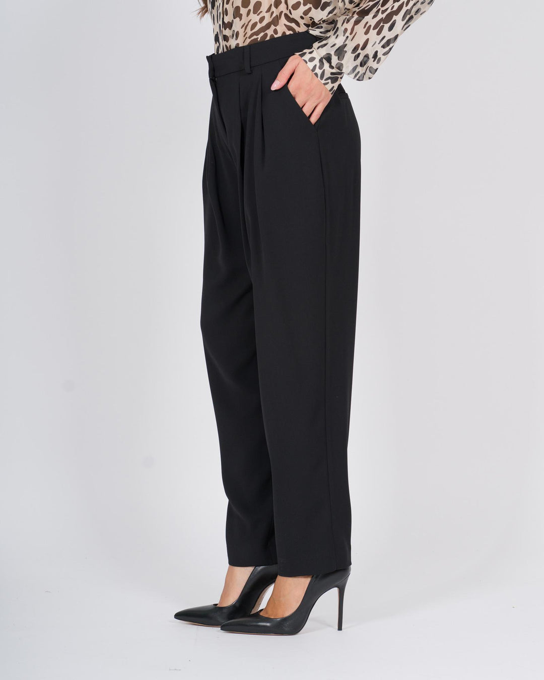Pantaloni carrot fit a vita alta con pinces nero 