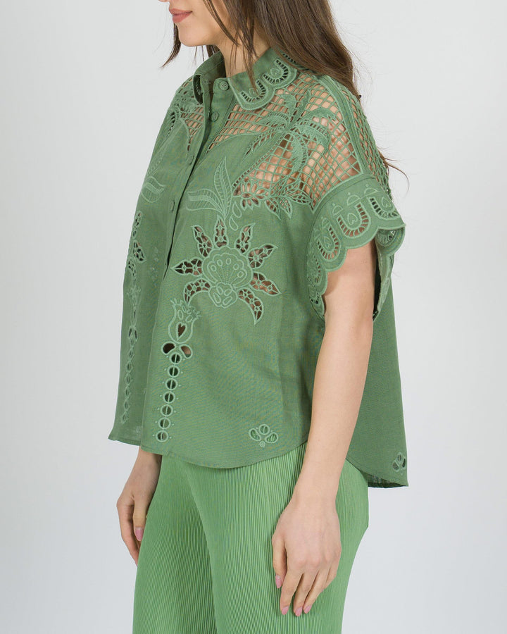 Camicia amosa verde in lino con dettagli uncinetto 