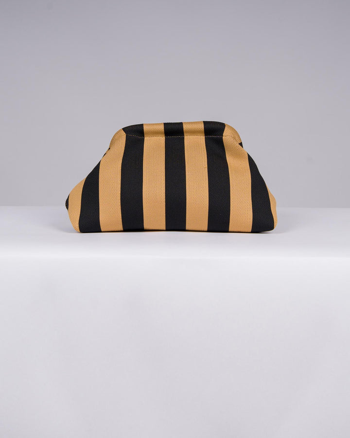 Scopri questa elegante borsa con cura e attenzione ai dettagli. Il design vivace e raffinato, caratterizzato dalle righe nei toni del viola e del rosso  che la rende l&